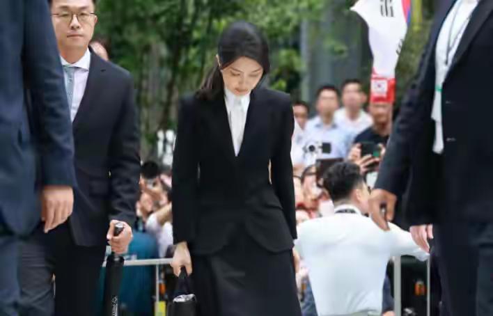 韩国总统位置是高危是公认的现在连主审法官这位置也不好坐了主审尹锡悦的妻子金健