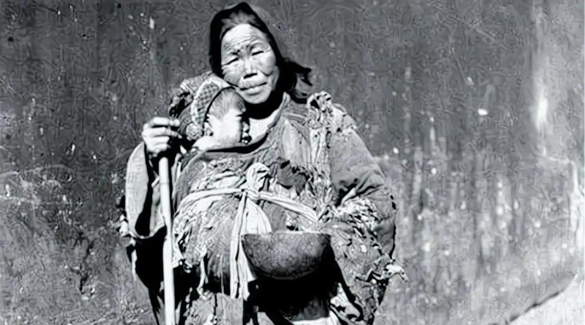 1949年7月，湖南平江解放的锣鼓声还未散去，有一个乞丐模样的妇人，跌跌撞撞闯进