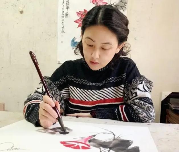 2013年，一女子带着爷爷画作来鉴宝，专家鉴定为赝品。不料女子却笑了笑，问专家：