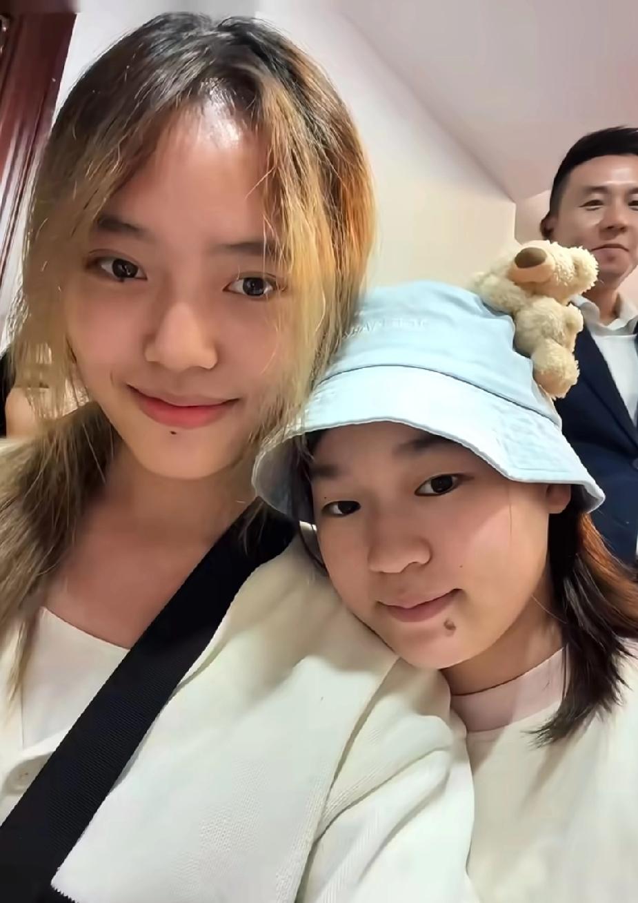 全红婵暨南大学合影太戳心！和大家贴贴完全没架子全妹在暨南大学的合影真的好治