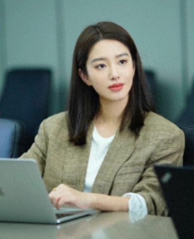 33岁杨采钰怀孕仍美!晒照遮肚还自律健身