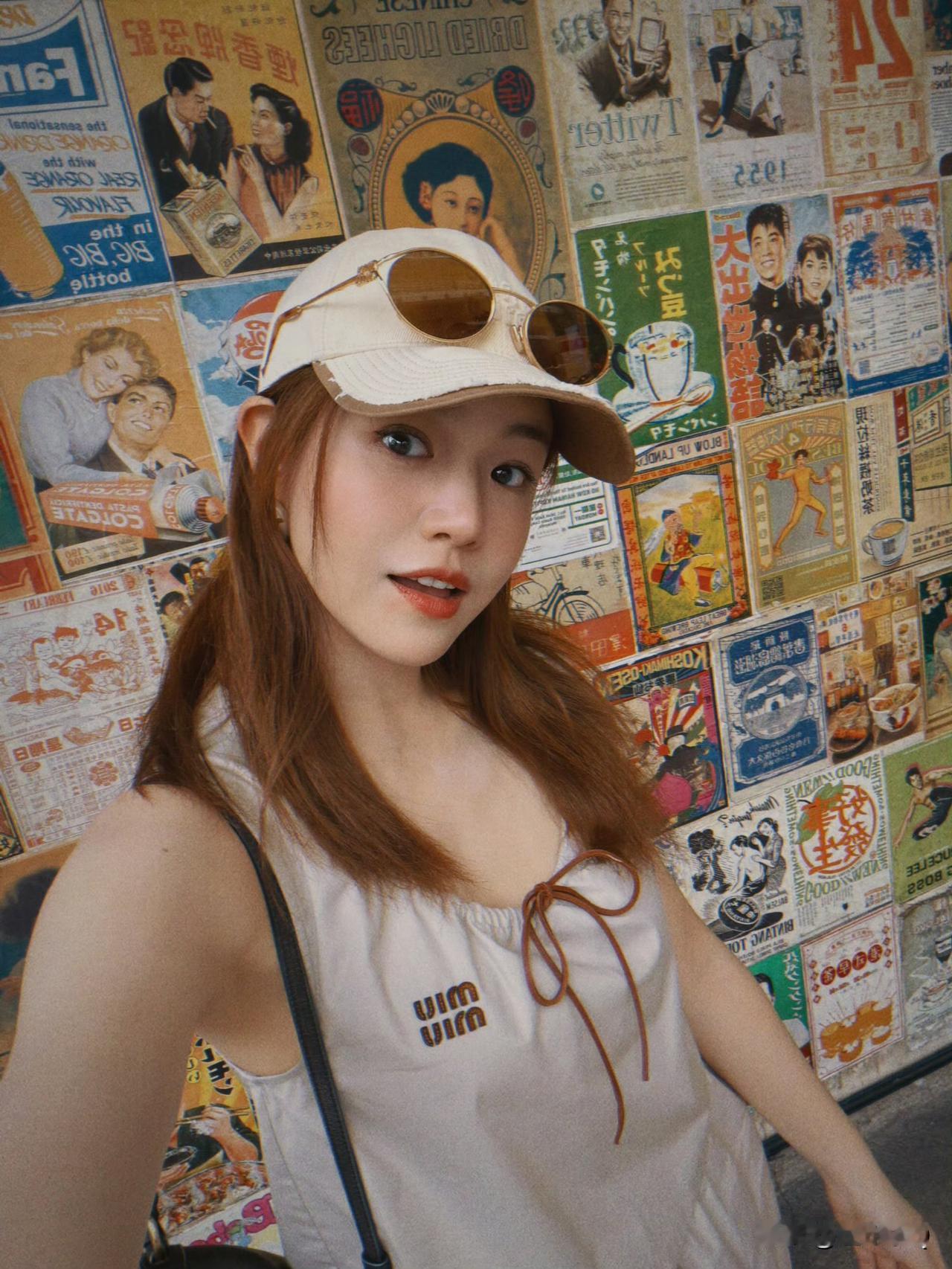 陈妍希曼谷旅行照，穿着miumiu戴着鸭舌帽，再配上她的娃娃脸，妈感好弱，真的好