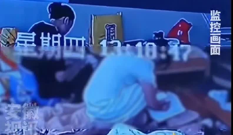 这个幼儿园的老师真可怕，用脚踩孩子的脸;坐在孩子身上，双脚踩着孩子双手;按住