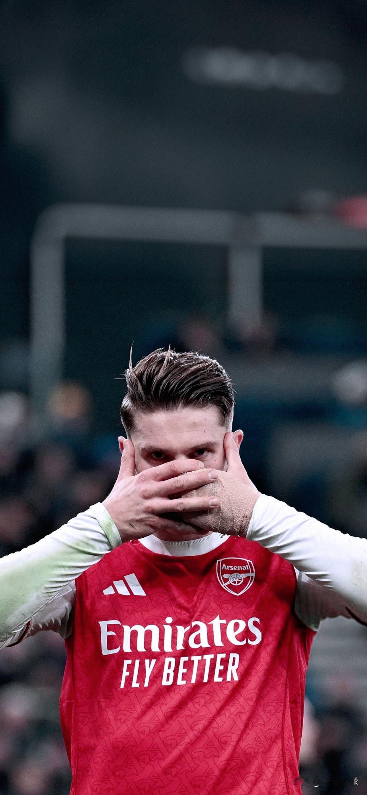 赖斯进球，请仔细看阿森纳哲凯赖什进攻的每一个细节。马丁内利争顶做得很好，而哲凯