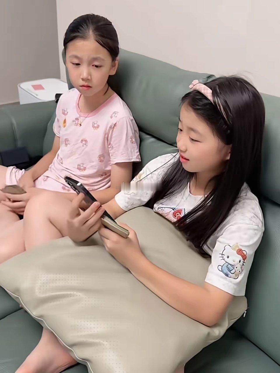 老二是美人胚子，老大就不漂亮了两丫头长得不一样！一个随爸、一个随妈​​​