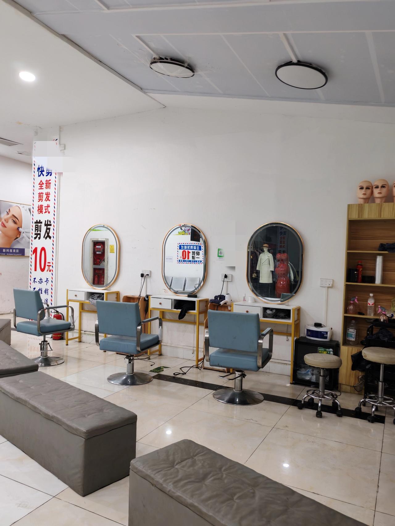 路边理发把快剪店干趴了10月10日，坐标西安。上午11点过，我去找英姐修眉毛，