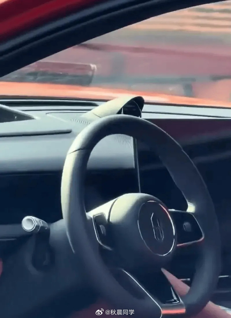 问界M6内饰曝光，从图片我们可以看到，问界M6依旧是问界家族化设计风格，三辐式设