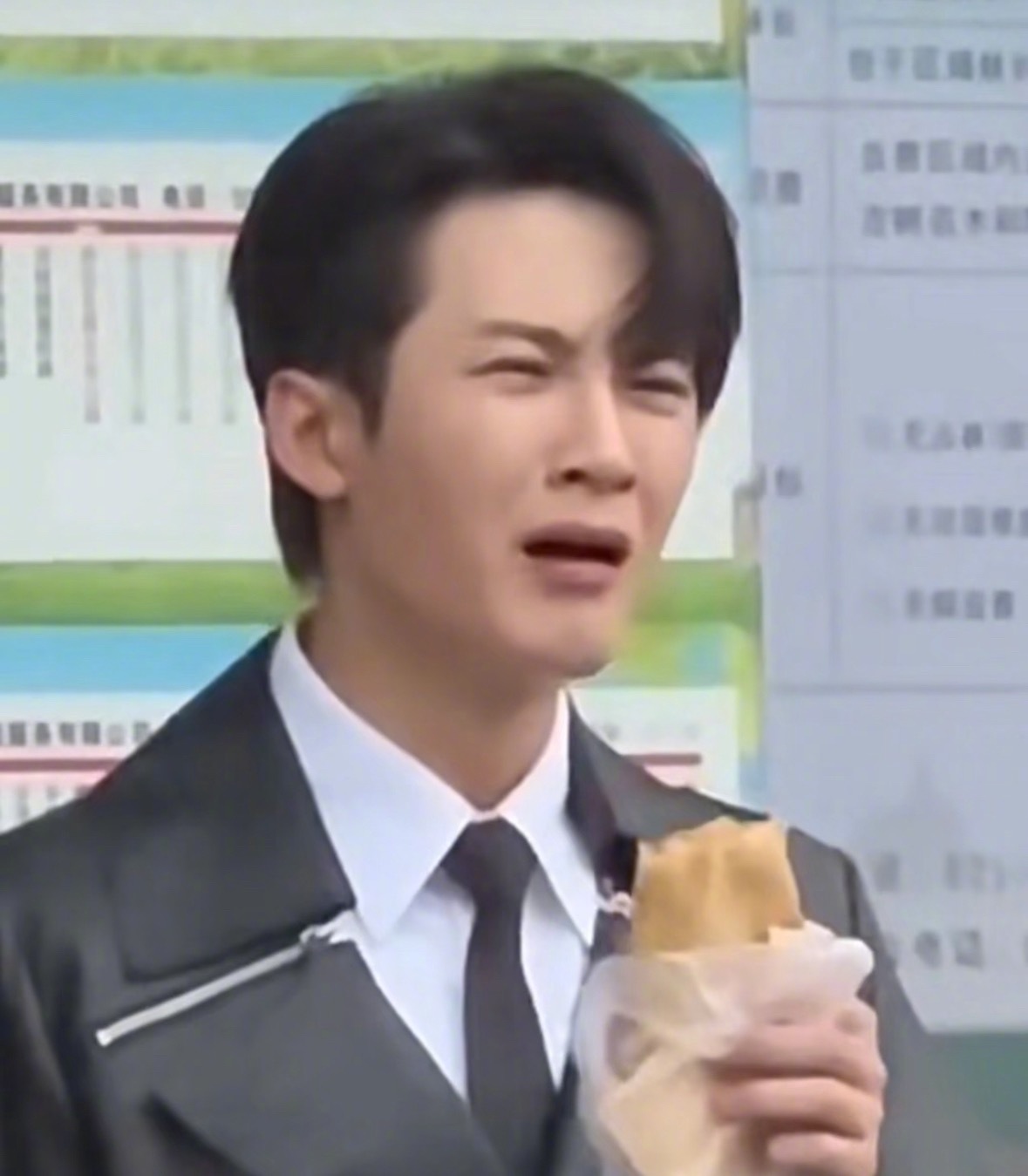 《爱情有烟火》终于要动了这部剧的播出也是一波三折1拍戏期间被拍到女主翻男主白眼，