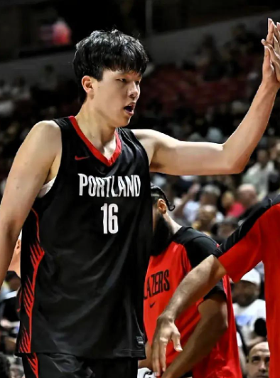 斯普利特评价杨瀚森的表现：“他获得了不错的上场时间，他在防守端犯了几个错误，比赛