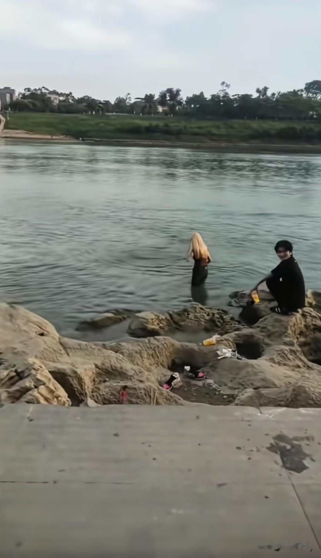 三人相约去贵港大东码头游玩。其中一个女孩在江边浅滩纳凉，结果滑落入深水区。同行