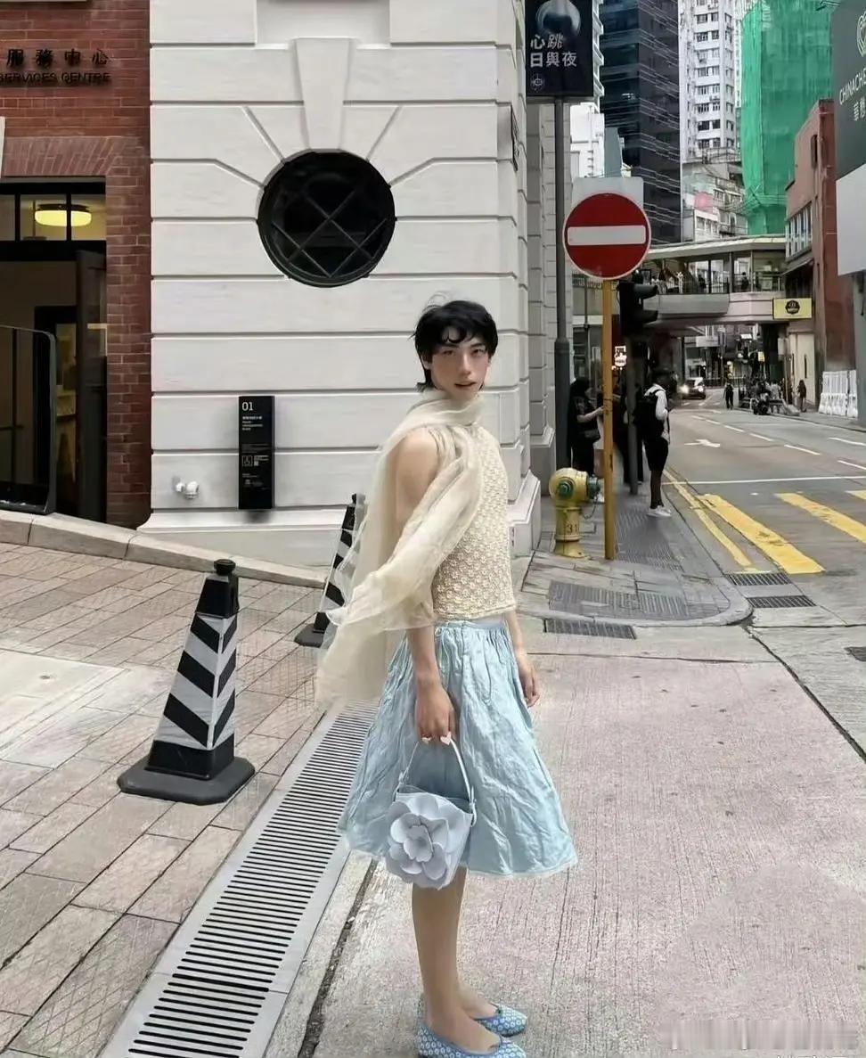 ？？？伊能静的孩子也太自由了吧，爸爸妈妈不管吗