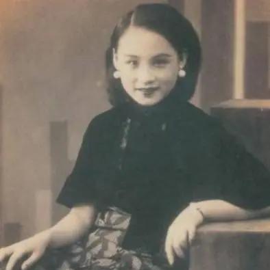 1937年，著名影星陈燕燕去闺蜜童月娟的家中做客，聊的口渴就顺手把桌上茶杯里的水