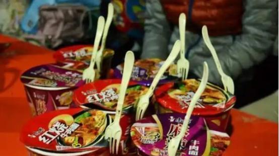 1994年，俄罗斯军方大手一挥，从中国订购了5000箱泡面当军粮。谁知，货刚到没