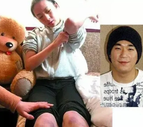 2003年，张国立的儿子张默在中戏门口殴打自己的女朋友童瑶，18岁的童谣跪地求饶