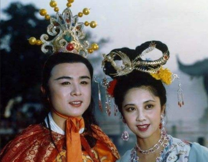 1983年婚后第三天，徐少华拜别新婚妻子杨琨，来到《西游记》剧组。拍摄《趣经女儿
