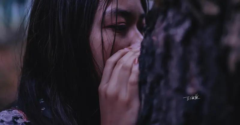 女人跟你分享这4件事，证明她爱上你了感情里，女人的爱从不会靠嘴上的甜言蜜语来证