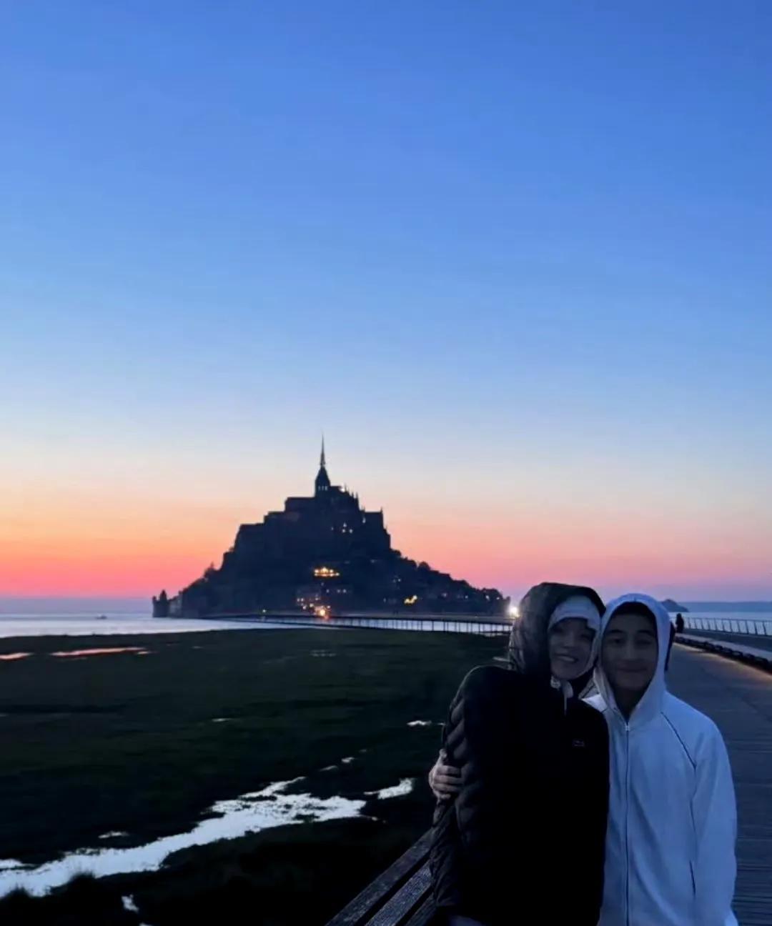 奚梦瑶更新ins，夫妻俩又去旅行了[笑着哭]