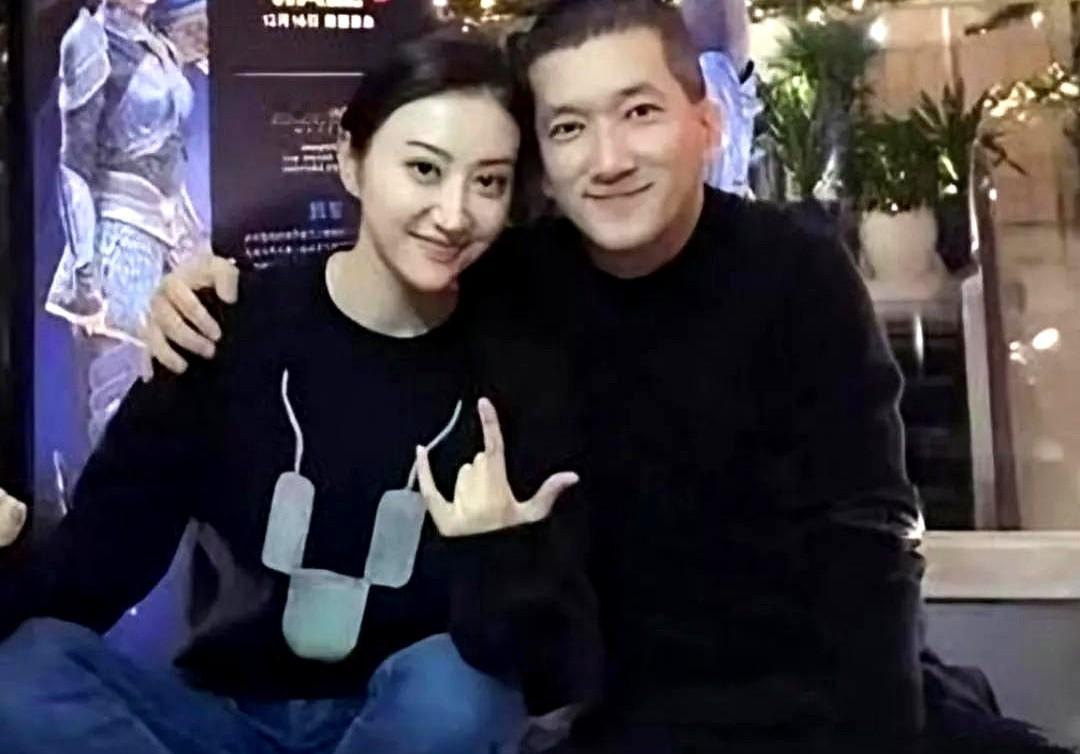 16岁的景甜把初恋给了大她19岁的土豪路征。路征马上为景甜开了家影视公司，在