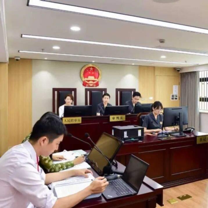 17岁小伙海底捞“撒野”惹祸！凌晨的火锅店包间内，两名17岁男生为寻求刺激往火