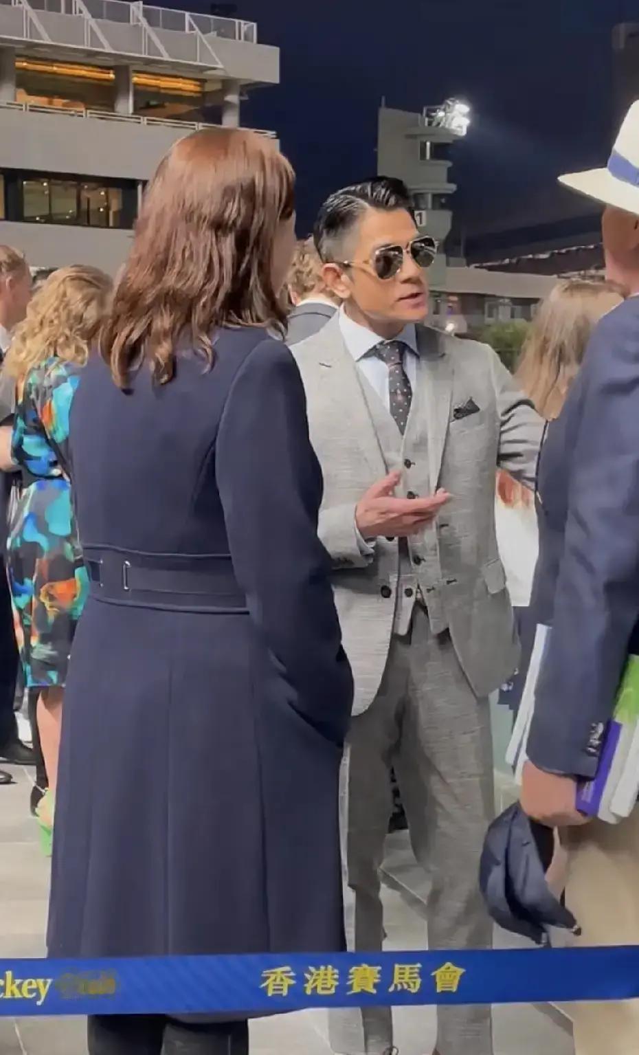 郭富城最近两件事，够热闹。5月28日，他穿灰西装现身沙田马场，英文溜得飞起