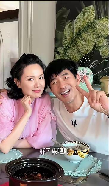 道不明缘由，总觉得这对夫妻着实让人觉得别扭，都年过半百的人了，还成天像小姑娘似的