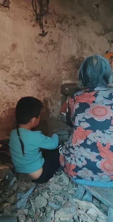 河南商丘，9岁女孩李艳，养父母双双病逝。她像皮球一样被踢来踢去，奶奶家、姑姑家，