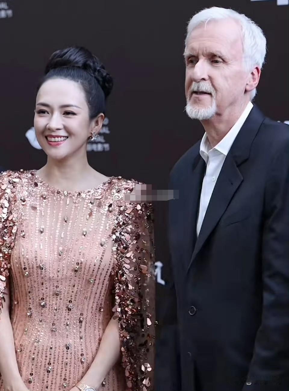 汪峰肠子都悔青了。他怎么也想不到，和章子怡离婚后，前妻能轻松站在卡梅隆身边谈