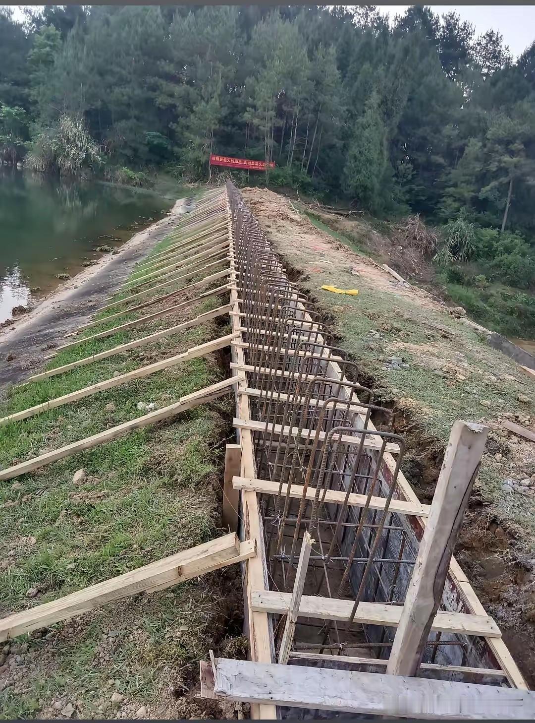 有村镇吸取广西经验教训，给大坝加了一道顶梁！给点意见1.看见有人吃亏马上吸