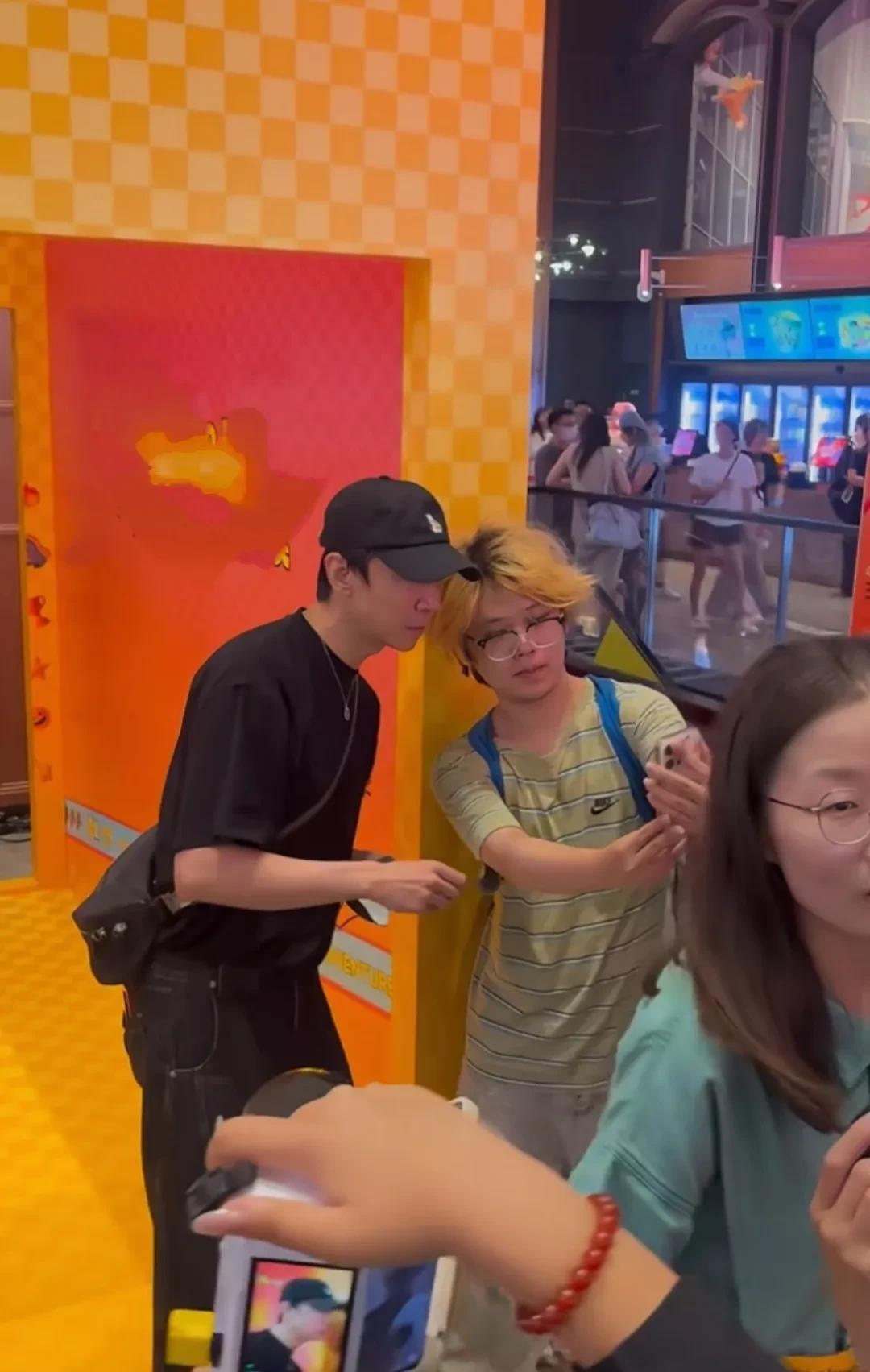 感觉张维伊没有网上说的那么不堪啊！他现身北京，戴着黑色棒球帽，穿搭接地气，个子