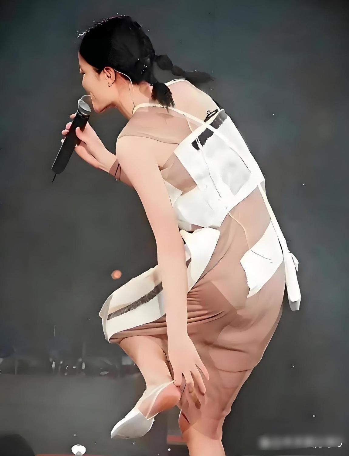 王菲开演唱会蹬着平底鞋，打从那天起，她的倔强全释放在舞台之上！这扮相气场十足，舞