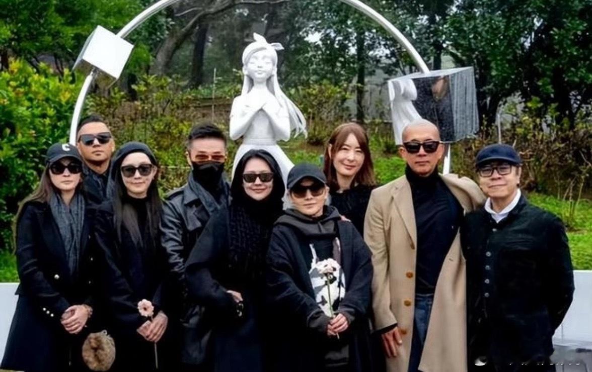 小s深夜街头崩溃大哭3月17日晚间，有媒体拍摄到小S在台北的某酒吧里醉酒出来之