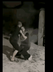 谁看完都觉得后背发凉，婚礼现场，伴娘直接被几个人死死按住，整个人压在礼花炮上面。