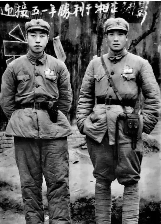 这是一张老照片，拍摄于1951年，两位解放军战士威武雄壮，透着凌云壮志。两位都
