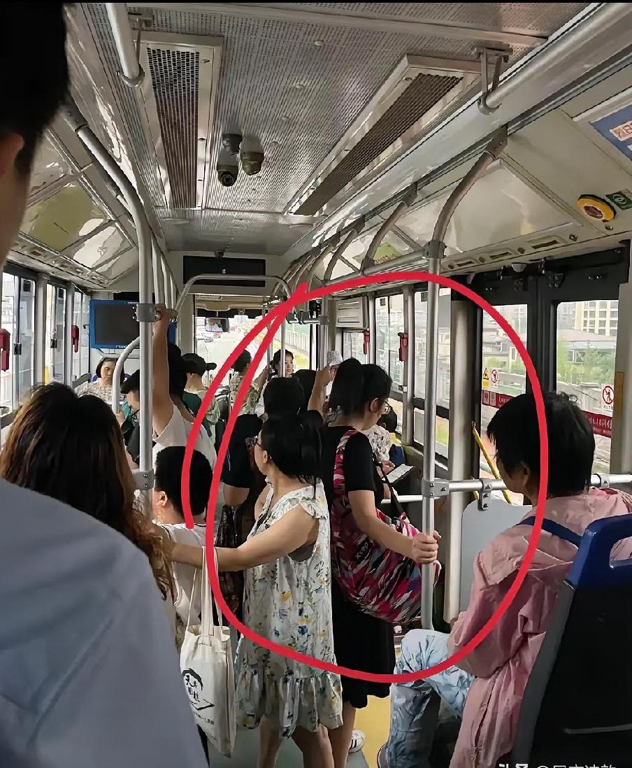 今天坐公交碰到个年轻外国姑娘，看着是印度来的，上车随手晃了个失效付款码。​​司