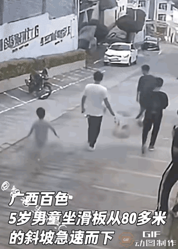 惊呆所有人：5岁男童坐滑板从80多米的斜坡急速而下，斜坡的尽头是大马路，眼看就要