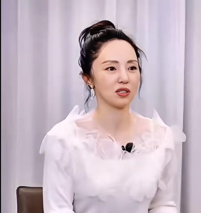 终于理解董璇为什么急于给自己找个依靠了，因为她一个人默默地承受了太多了。董璇