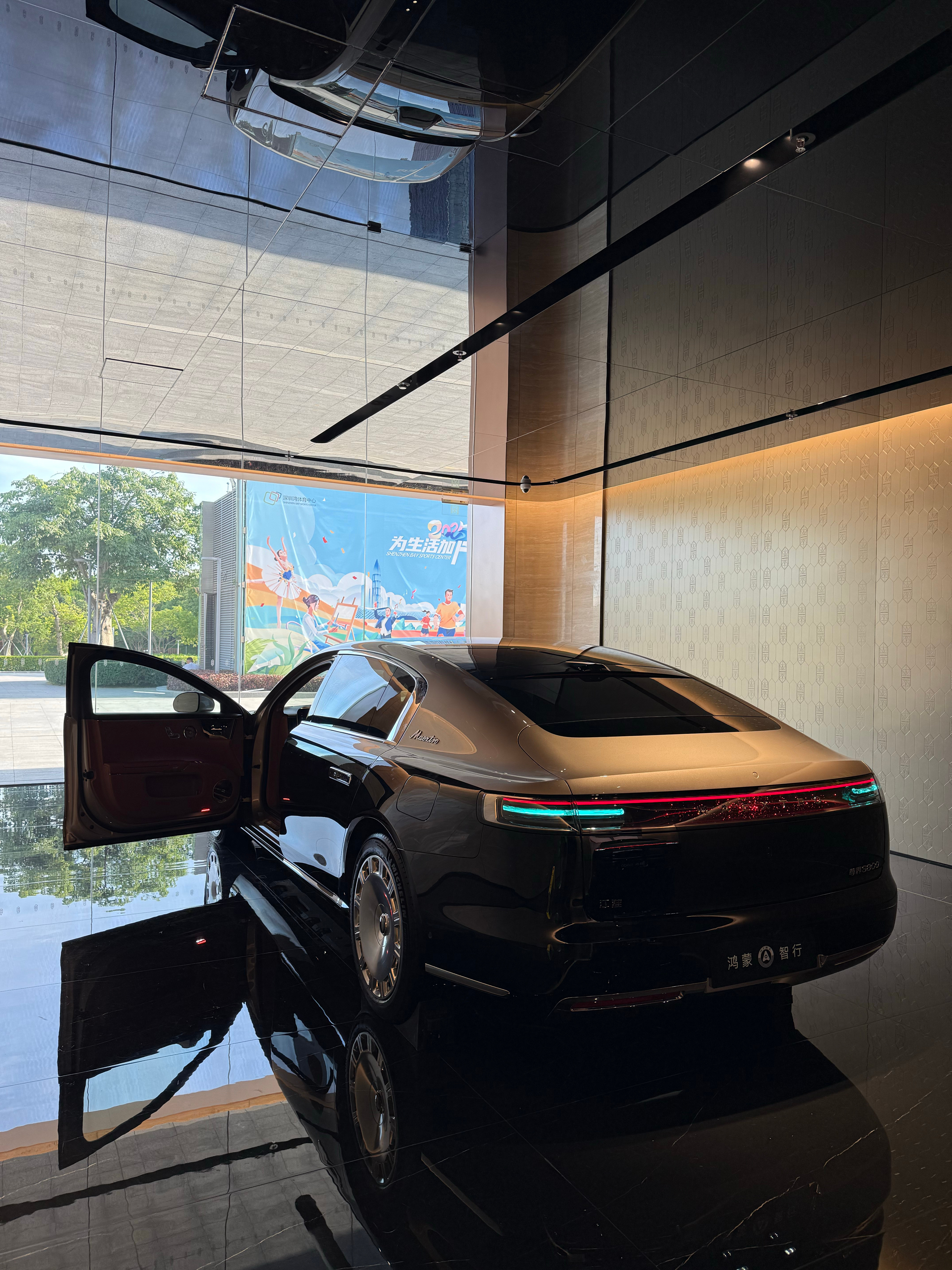 来拍了几张尊界S800内外，我给彻底摸熟了，晚点分享点高清无码的图给你，准备分析