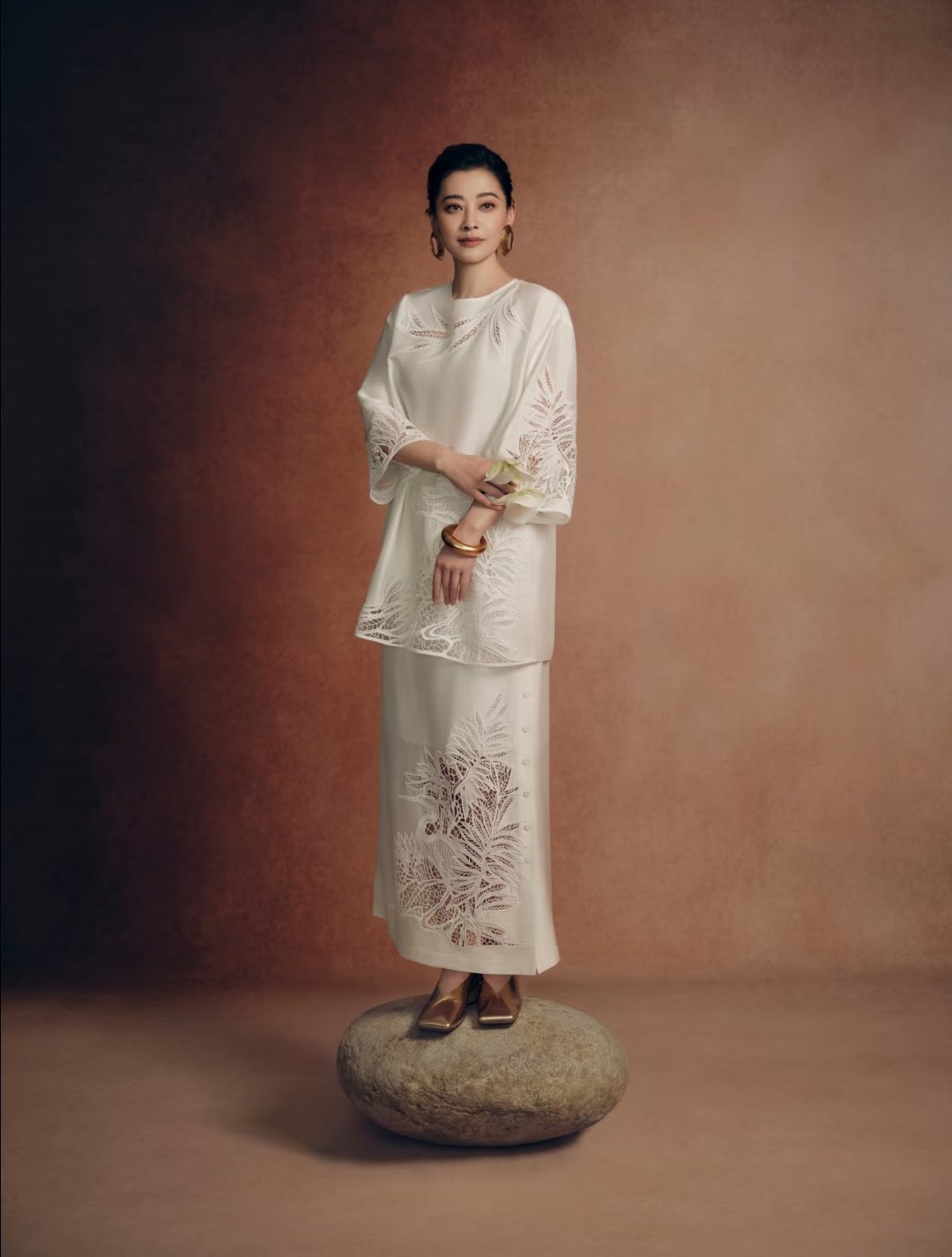 梅婷一袭素白+镂空花纹写真～
