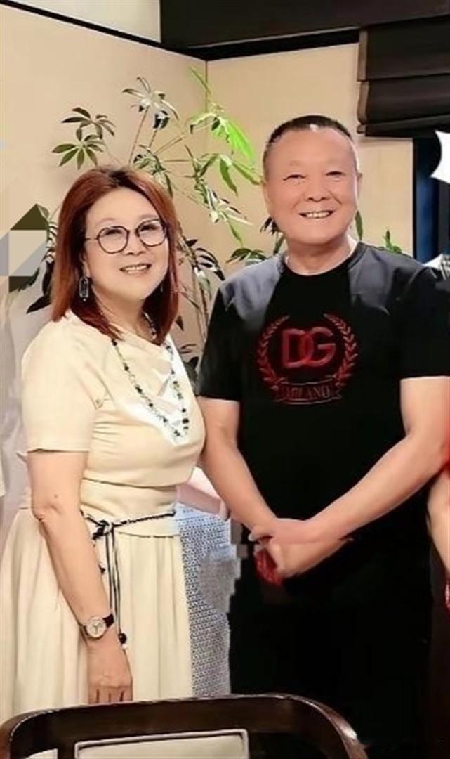 豆包说这是导演张艺谋的岳父、岳母：岳母：葛建华现年65岁，是张艺谋妻子陈婷