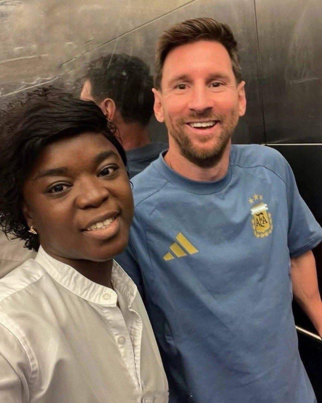 酒店服务员：“其实今天我本来在酒店休息（休假）。我用‘忘了拿包’的借口回到酒店，