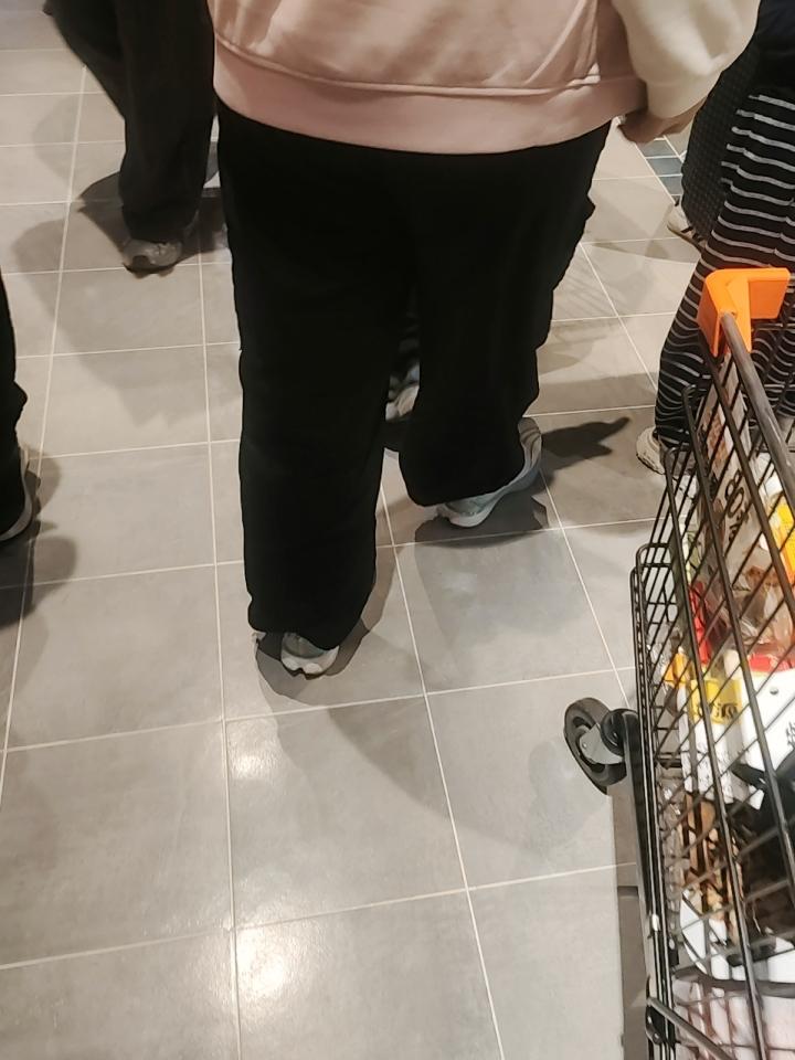 在胖东来，你简直连个落脚的地儿都没有，全是来买东西的人。想买点胖东来的牛肉条，结