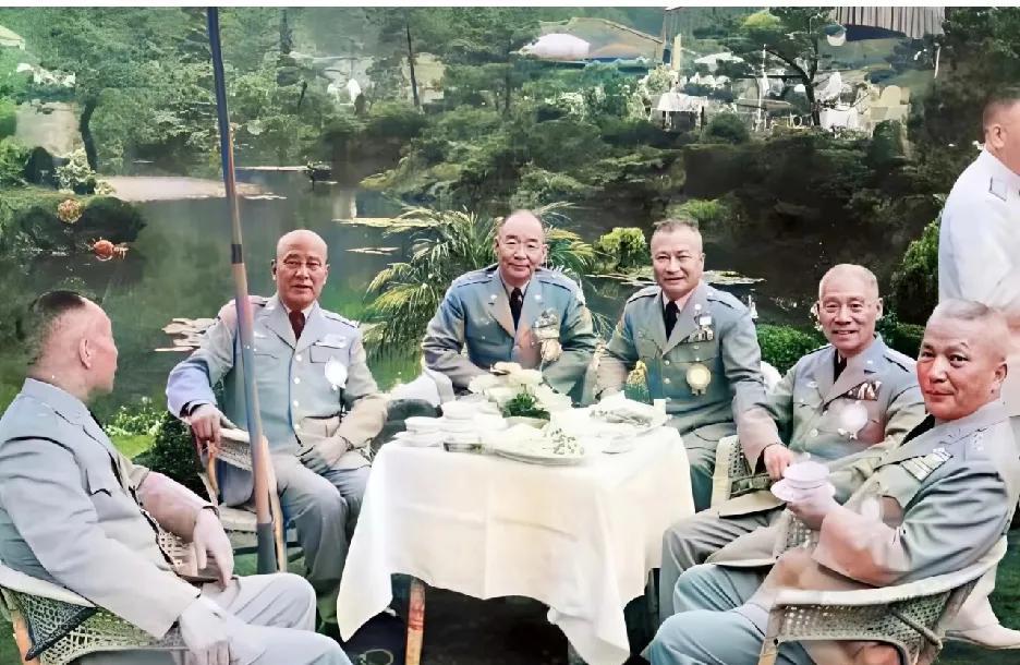1949年国军败退台湾后，1962年有六位国民党将领相聚交谈。其中左二白崇禧资历