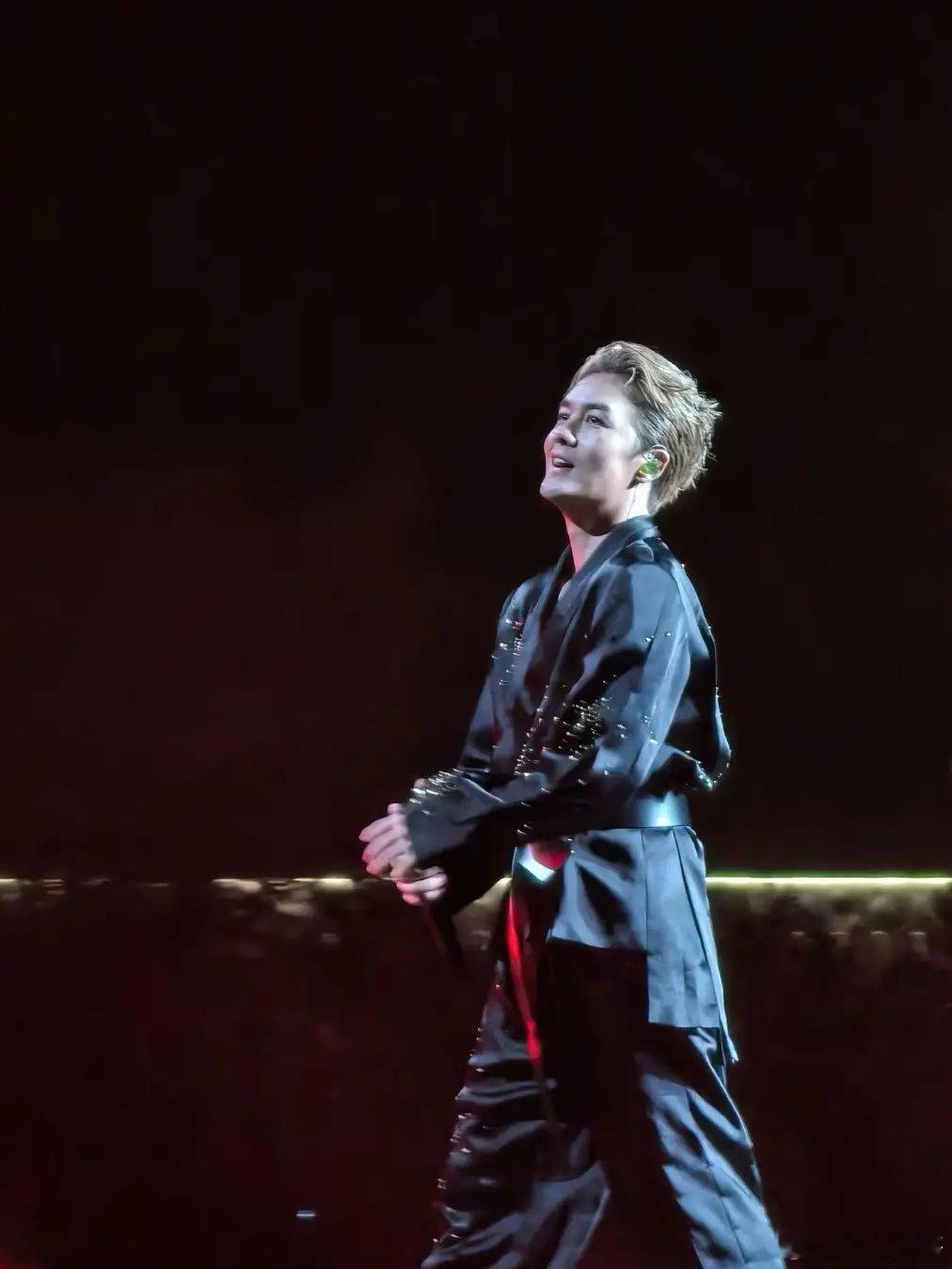 台湾歌手吴克群，干了一件我想都不敢想的大事！他在人民日报发表了篇文章，我一字不落