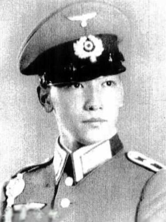 1942年，蒋纬国坐火车遇到一个肩扛两颗星少将，少将看中了蒋纬国的配枪，张口就准