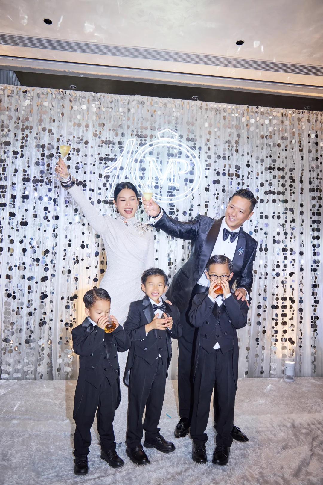 胡杏儿晒全家福庆祝和老公李承德结婚10周年，两人还特意举行了周年仪式。她的