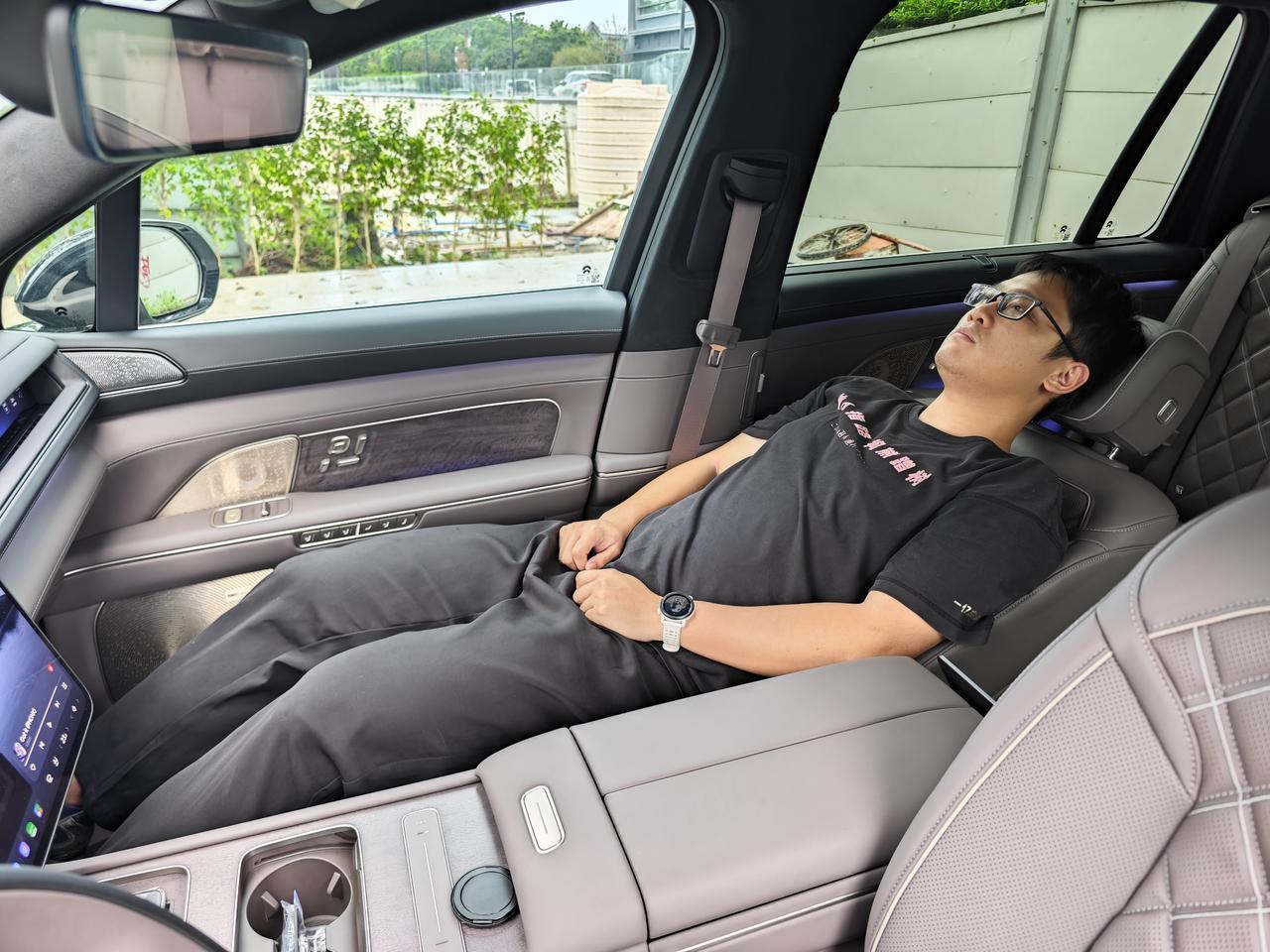 继续聊聊新蔚来ES8，这次直接把三张零重力座椅搬上车真是豪气逼人，我们也提前体验