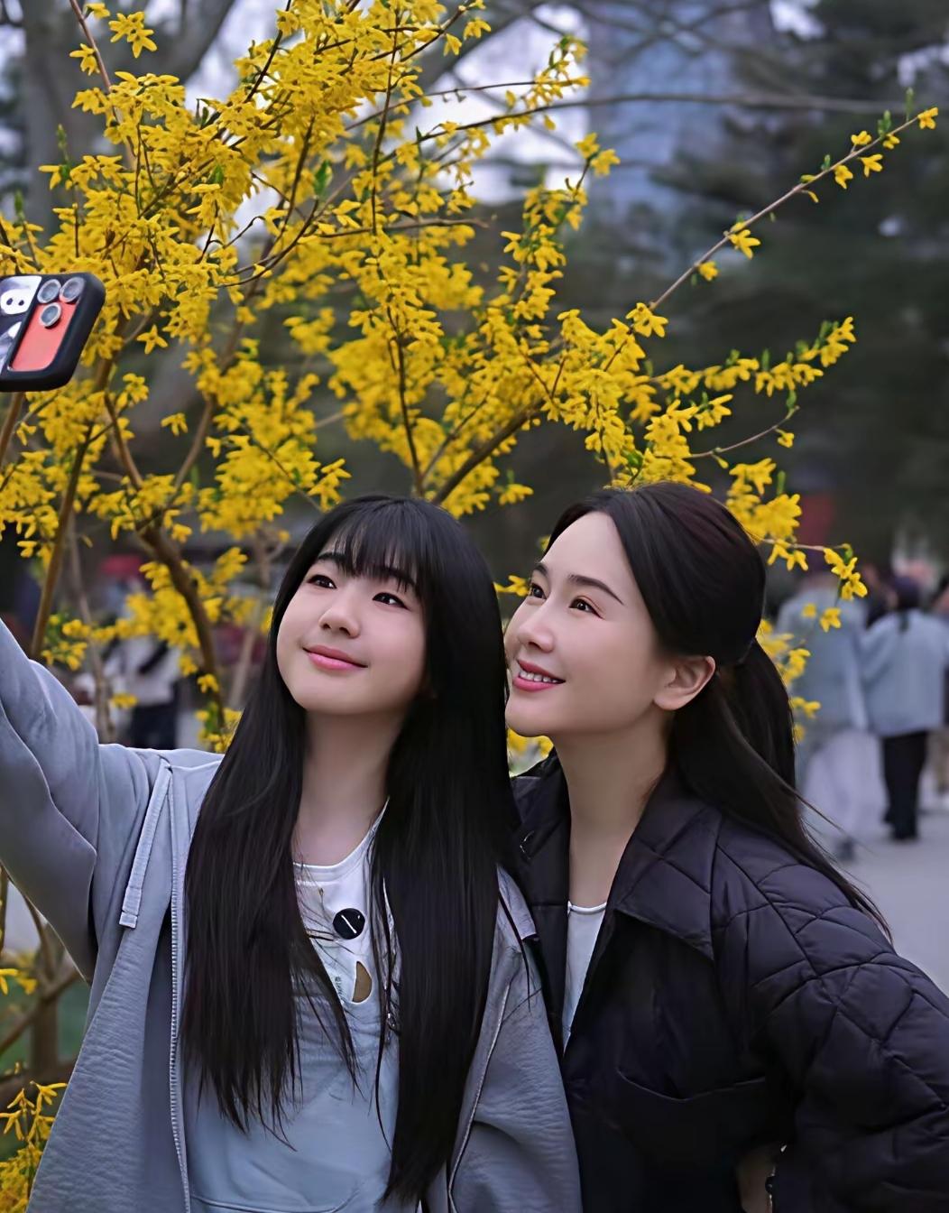 左小青状态真好，气质温婉，少女感十足。小姑娘清秀亮眼，母女同框画面温馨养眼。