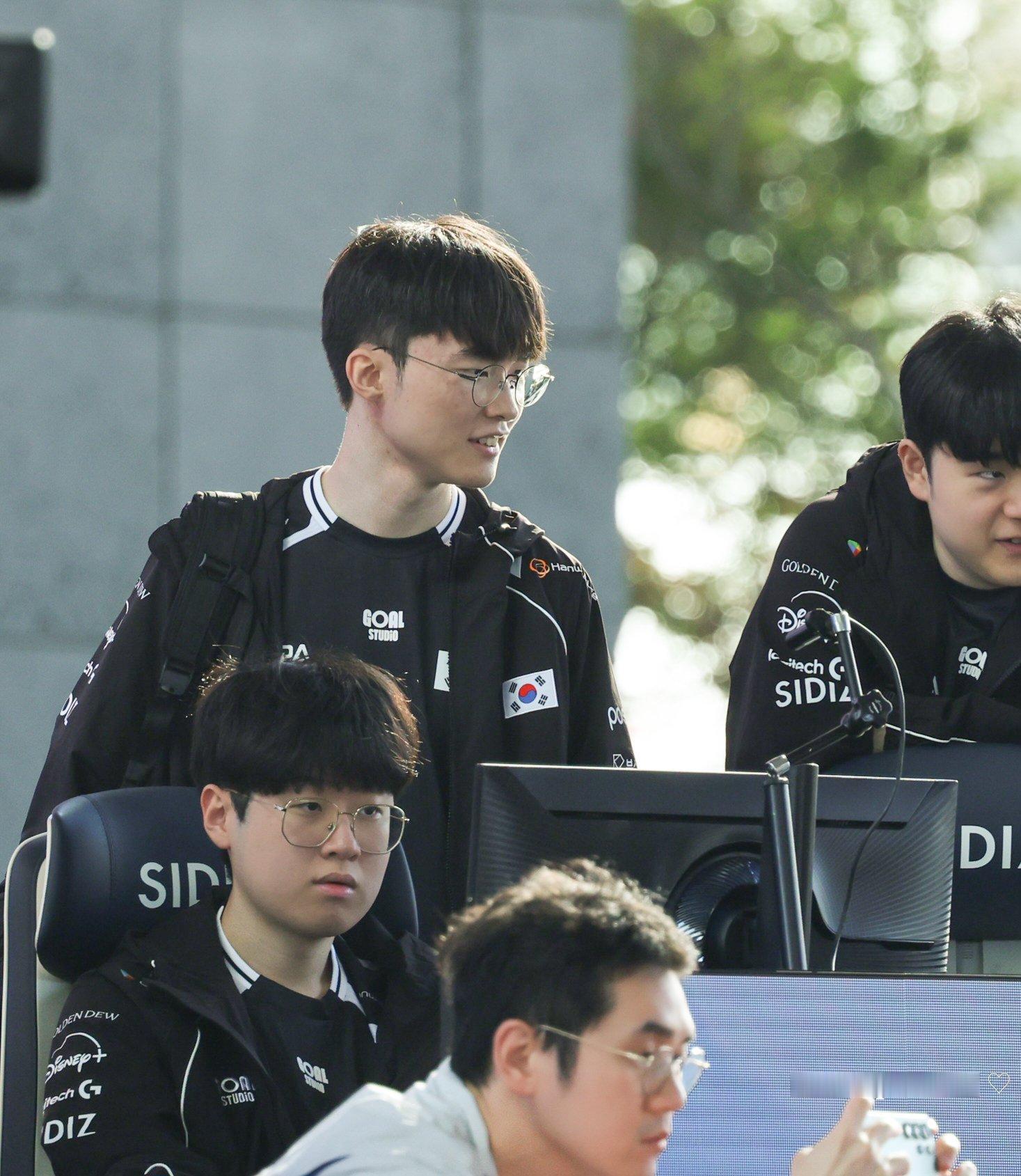 Faker站在Zeus后面🐰S16抽签众主播看iG进世界赛反应​​​