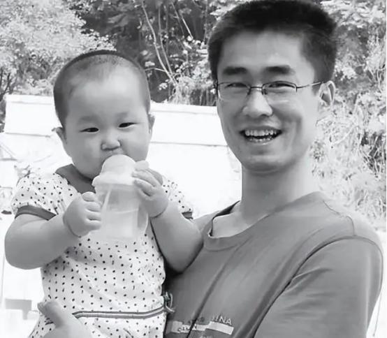 2012年，山东一名军人请假回家，但迟迟不见归队，上级领导打过去电话询问，三岁的