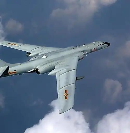 轰六为啥越改越猛？说白了就是歪打正着——当初是技术跟不上，没想到反倒走了条超车近